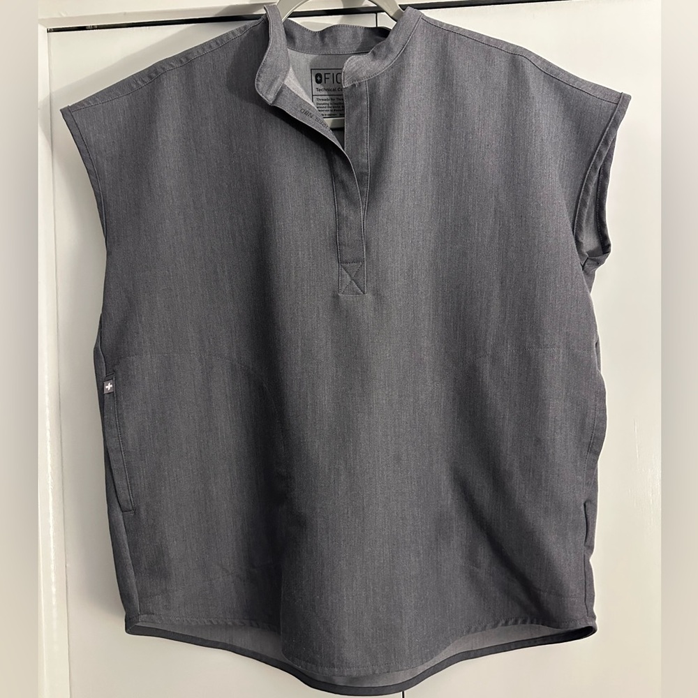 FIGS Rafaela oversized women’s scrub top. Size XS. Graphite.